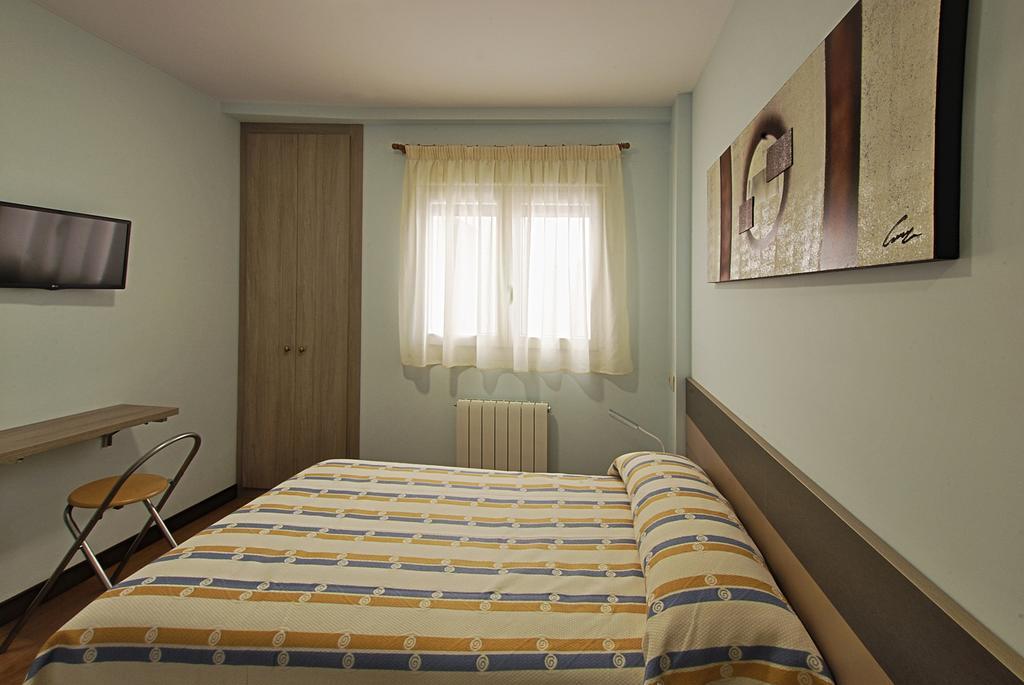 Rabé de las Calzadas Hostal-Bar Restaurante "La Fuente" מראה חיצוני תמונה